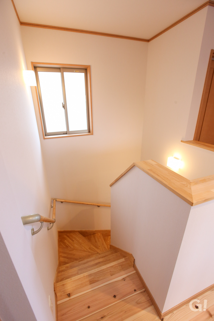 『高品質な岐阜県産材に優しく包み込まれた関市の和モダンな階段』の写真
