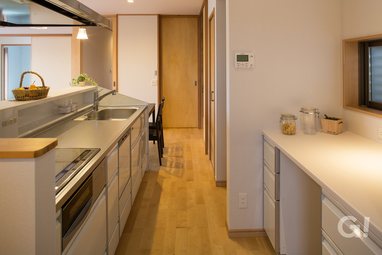 『直線に繋がるデザインで家事動線がいい落ち着きのある加茂郡の和モダンなキッチン』の写真