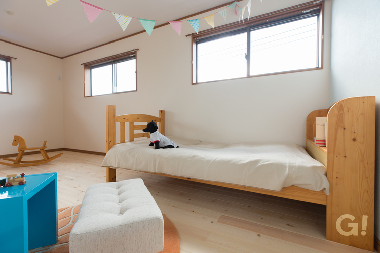 『木の贅沢な香りに優しく包み込まれた加茂郡の和モダンな子供部屋』の写真
