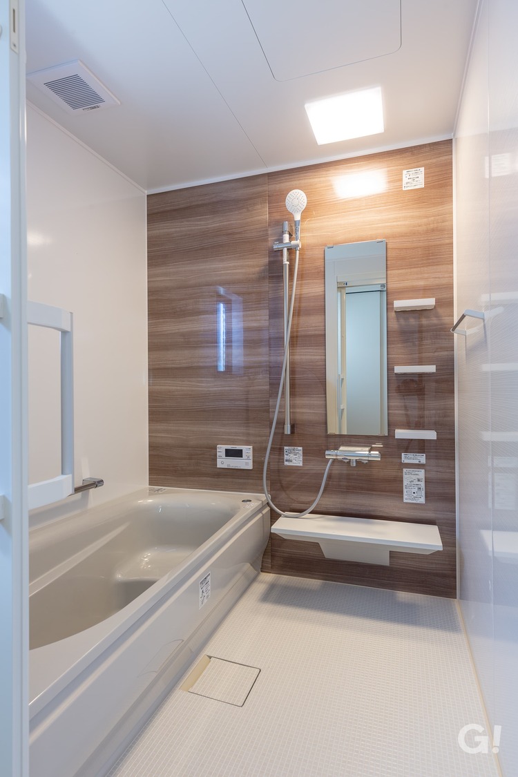 『広々とした空間でリラックス叶う落ち着きのある美濃加茂市の和モダンな浴室』の写真