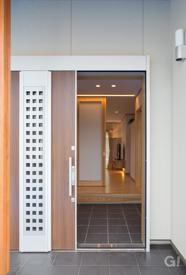『繊細で上品な引き戸が美しく際立つ！加茂郡の和モダンな玄関』の写真