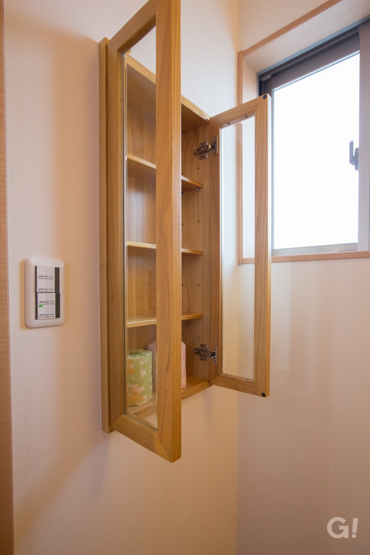 『木の質感あふれる扉付き収納棚はお洒落で便利！加茂郡の和モダンなトイレ』の写真