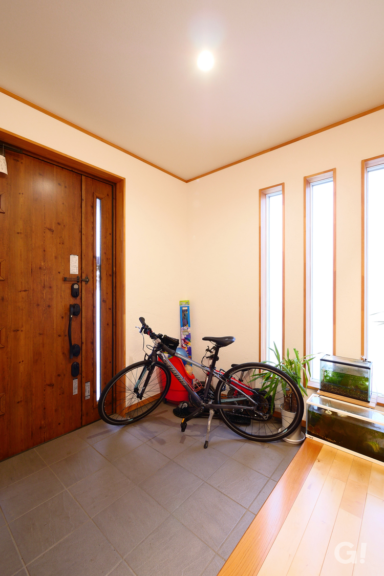 幅広玄関ドアが便利！光あふれる自然素材使用の有効スペースの写真