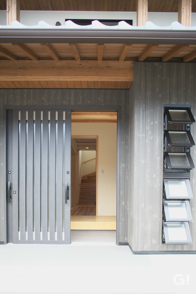 『優しさに満ち溢れた淡いグレーのお洒落な玄関がいい落ち着きのある加茂郡の和モダンな家』の写真