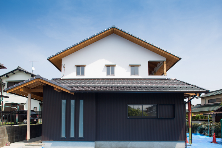 瓦屋根で作られた自然素材の住宅の写真