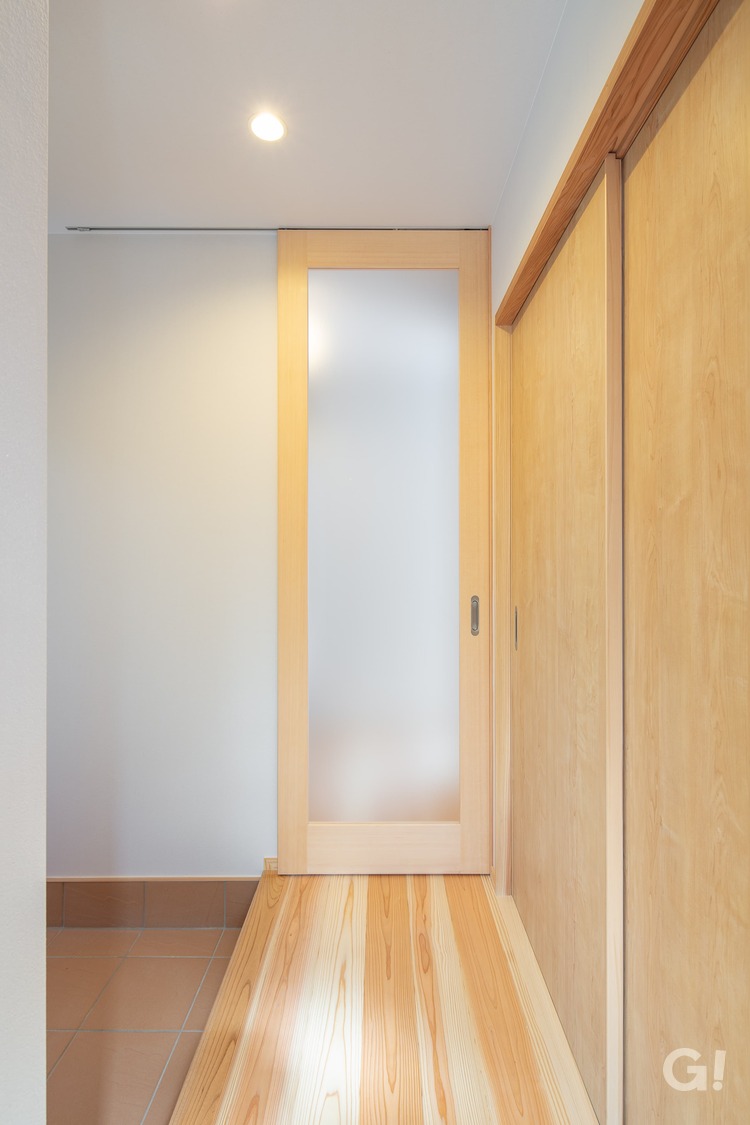 『高品質木材を使用した居心地の良い空間広がる加茂郡の和モダンな玄関ホール』の写真