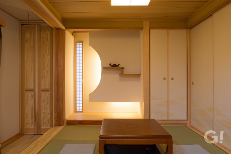 『自然素材とやわらかな光に包み込まれた美濃加茂市の和モダンな和室』の写真