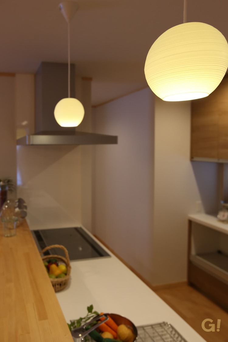 『優しい丸みの灯りに心癒される落ち着きのある美濃加茂市の和モダンなキッチン』の写真