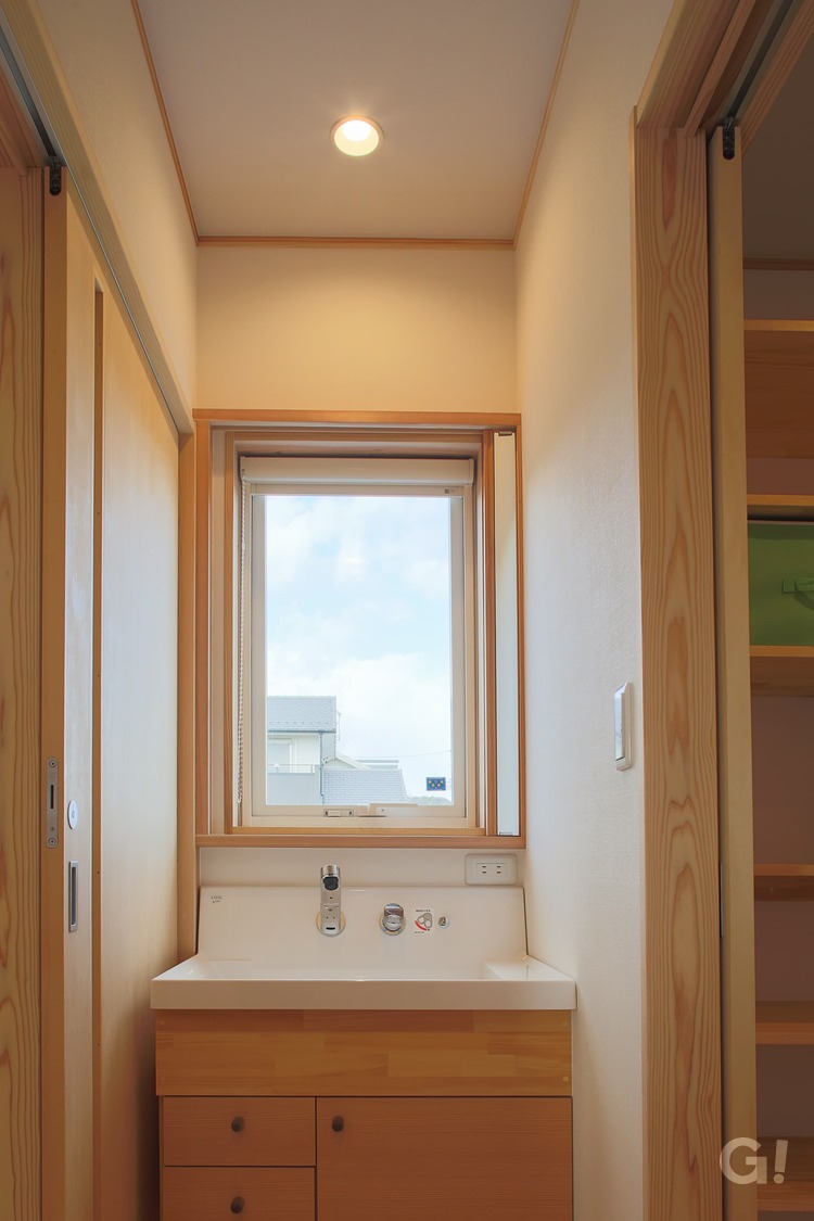 『自然素材に優しく包み込まれた落ち着きのある関市の和モダンな洗面所』の写真