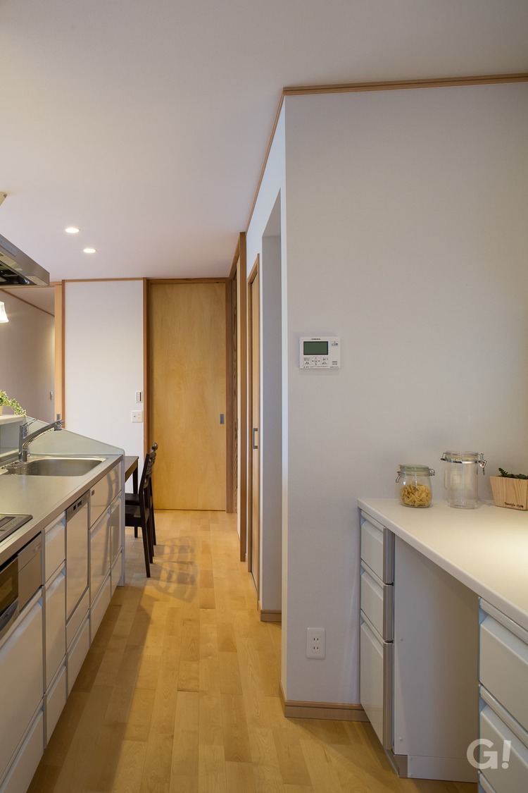 『直線デザインで家事動線が最高に良い落ち着きのある美濃加茂市の和モダンなキッチン』の写真