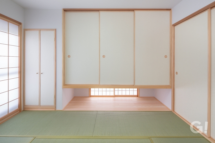日本の趣を感じる地窓がある和室の写真