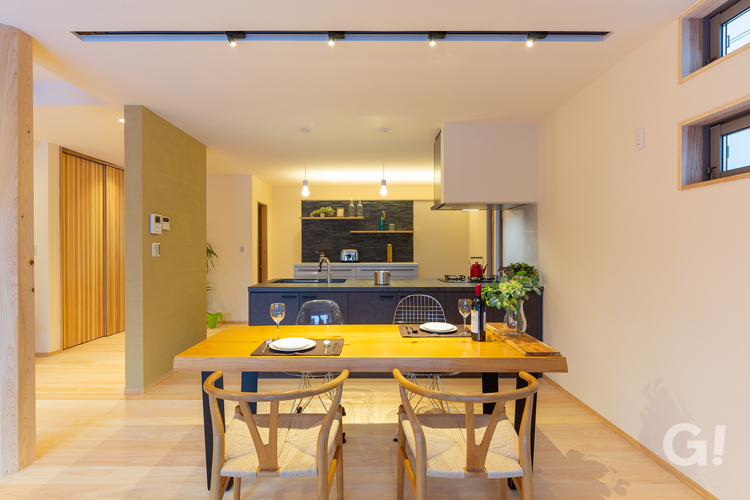 和モダン住宅でインテリアを楽しむ映えるダイニングキッチン空間の写真