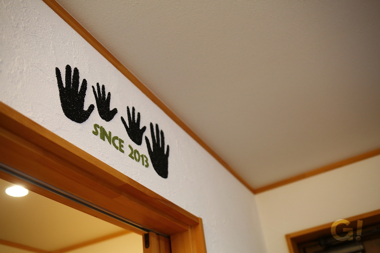 『手形アートで家族団欒の毎日を育む部屋』の写真