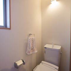 正方形の灯りがオシャレ際立つシンプルなトイレ