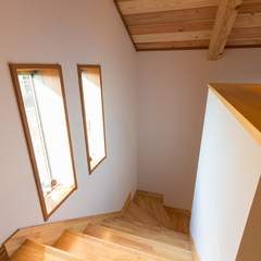 岐阜県産材をたっぷり使用した深みのあるシンプルな階段のあるお家