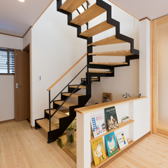 岐阜県産材を贅沢に使用したかっこいい和モダンなストリップ階段