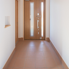 ニッチでオシャレ活用もOK！収納スペースも考えられた和モダンな玄関