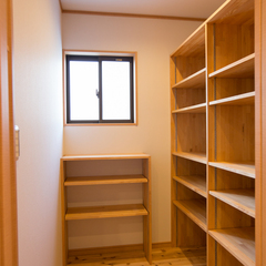 たっぷり入る！岐阜県産材のシンプルな収納スペース