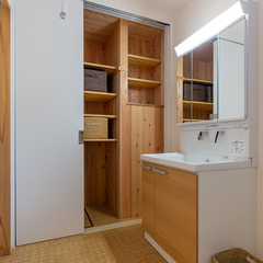 岐阜県産材たっぷりの深みある収納棚とシンプルな洗面台
