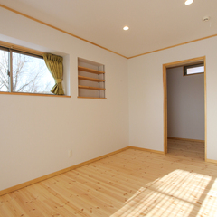 岐阜県産材の木材を前面に出したシンプルな洋室
