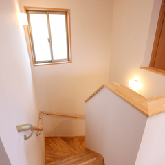 高品質な岐阜県産材に優しく包み込まれた関市の和モダンな階段