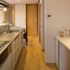 直線に繋がるデザインで家事動線がいい落ち着きのある加茂郡の和モダンなキッチン