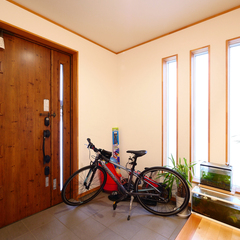 幅広玄関ドアが便利！光あふれる自然素材使用の有効スペース