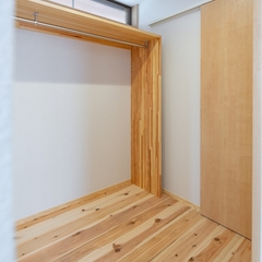 木の素材を生かした造作クローゼットがある暮らし