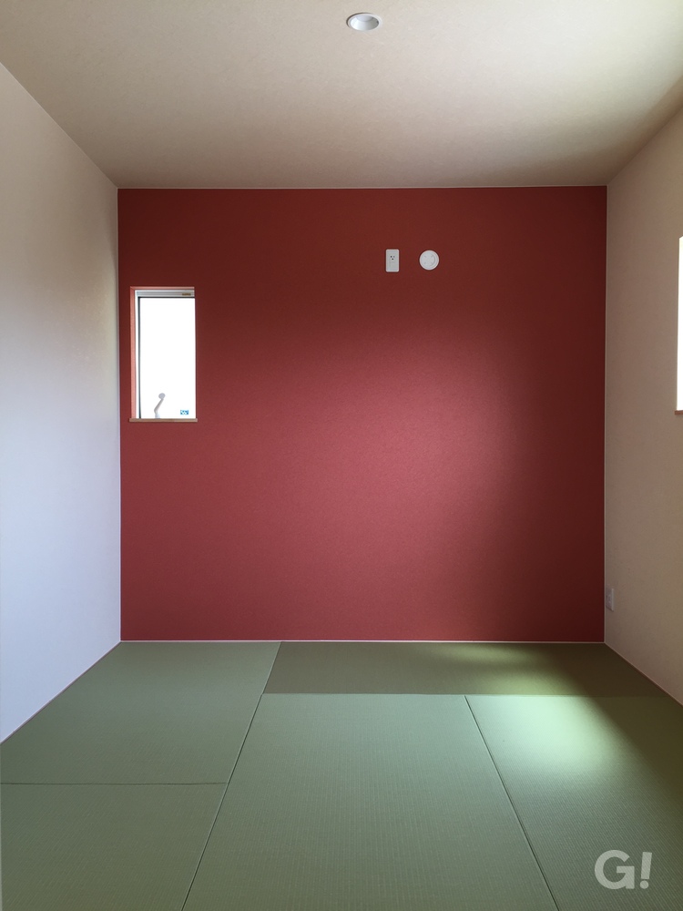 デザイン住宅のカラークロスが映えるおしゃれな和室の写真