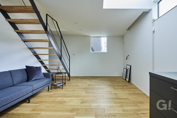 階段下もお洒落に有効活用できるデザイナーズ住宅のリビング