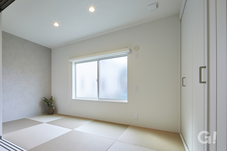 淡い色合いが落ち着く空間となっている和室のあるデザイン住宅の写真