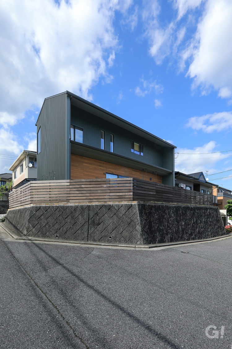 おうちアウトドアを思う存分楽しめるデザイナーズ住宅のアプローチ