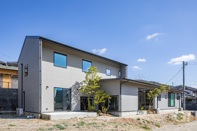 堂々とした佇まいがいい！直線に繋がるシンプルな形が素敵なデザイナーズ住宅