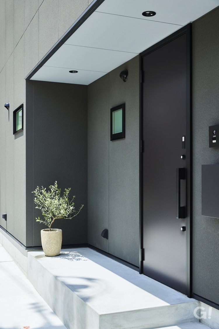 落ち着き＆大人カッコいい雰囲気でお出迎えしてくれるデザイナーズ住宅の玄関アプローチ