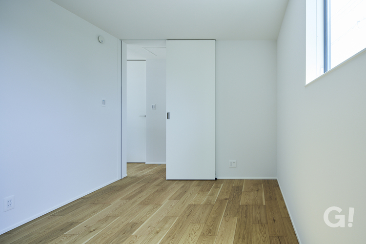 家族の誰が使っても心地よい白が美しいデザイナーズ住宅の洋室