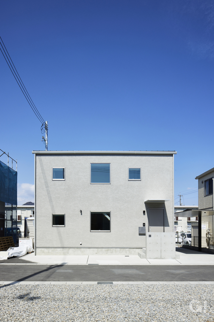 シンプルなカタチだからこそ遊び心を詰め込めるデザイナーズ住宅の玄関アプローチ