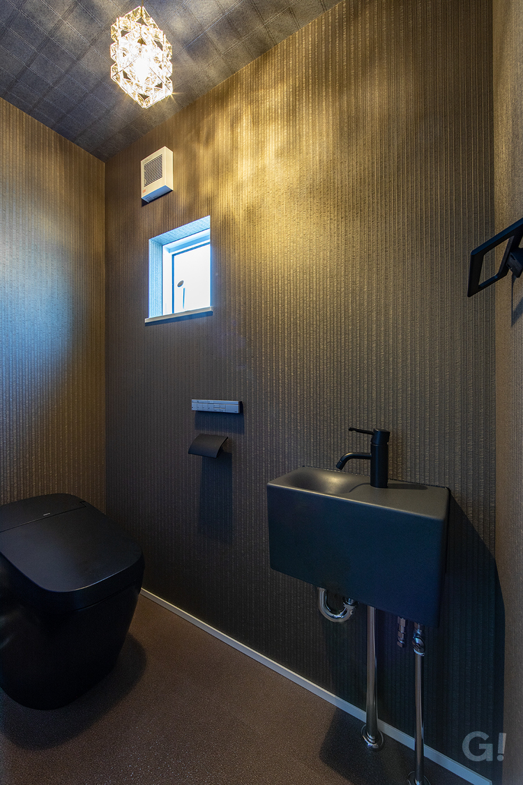 シックに統一！大人かっこいい雰囲気に包み込んでくれるデザイナーズ住宅のトイレ