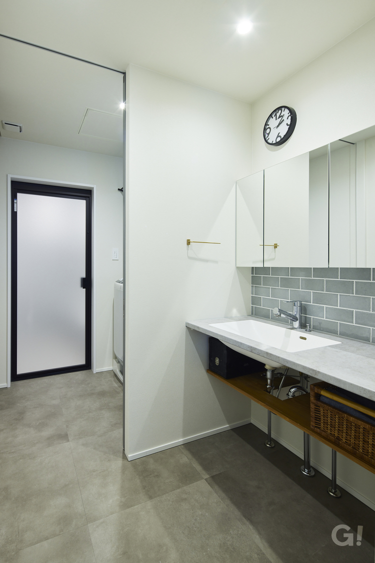 ランドリースペースも兼ね備えた美しいデザイナーズ住宅の洗面室