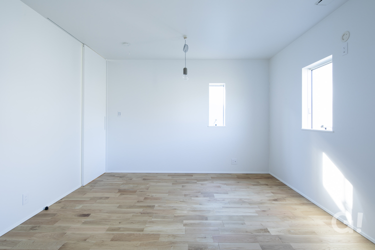 シンプルな空間をあなた好みに仕上げて欲しいデザイナーズ住宅の洋室