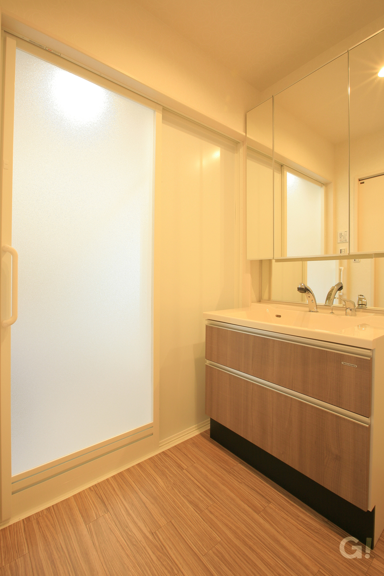大きな引き戸が空間を広く魅せるデザイン住宅のおしゃれな洗面所空間の写真