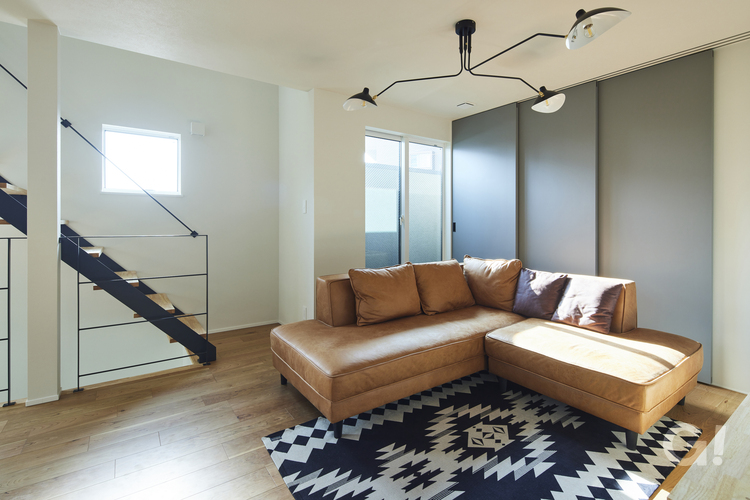 日向ぼっこも楽しめ心地よい時を刻めるデザイナーズ住宅のリビング