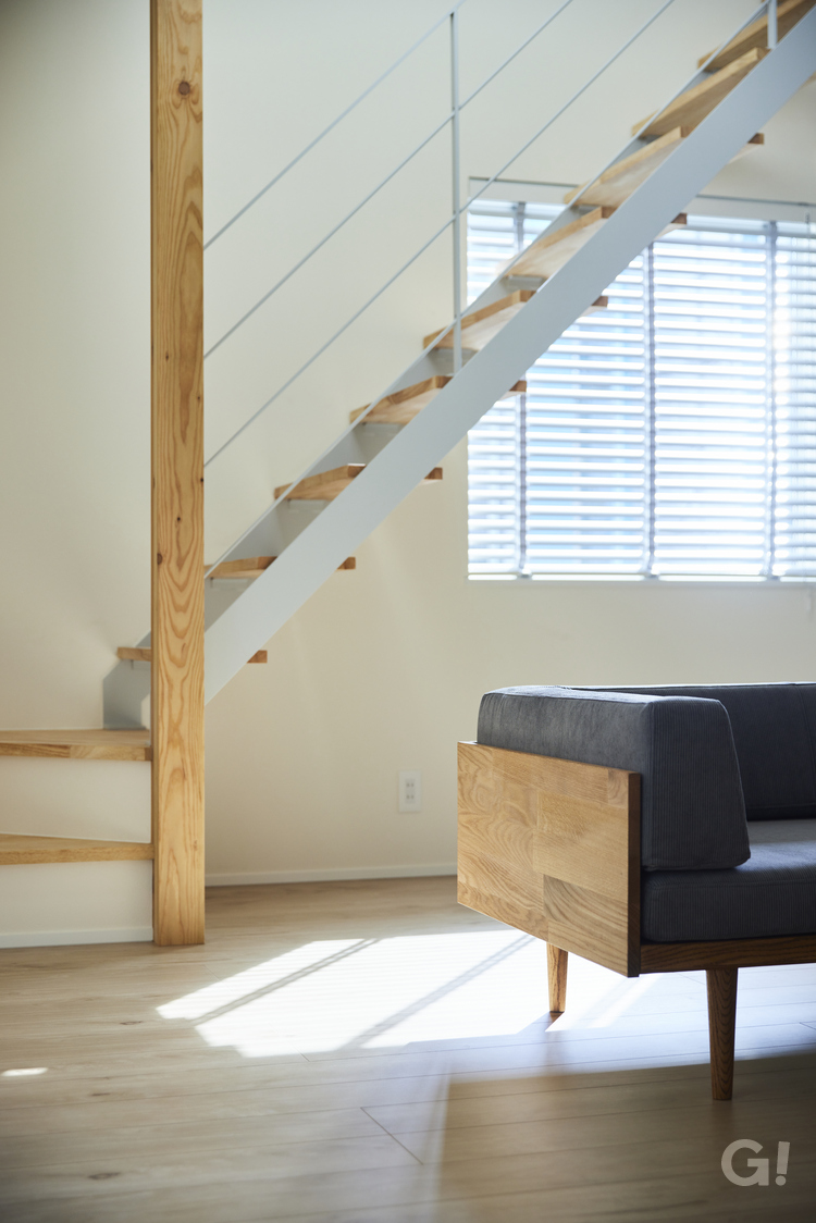 ストリップ階段が素敵に存在をあらわすデザイナーズ住宅のリビング
