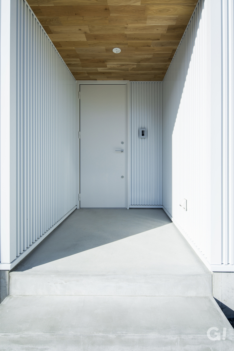 ぐっと奥行きある空間が心地いいデザイナーズ住宅の玄関ポーチ