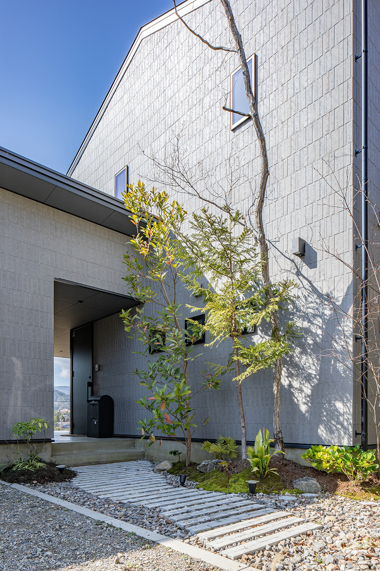 癒しの植栽が優しくお出迎えしてくれるデザイナーズ住宅の玄関ポーチ