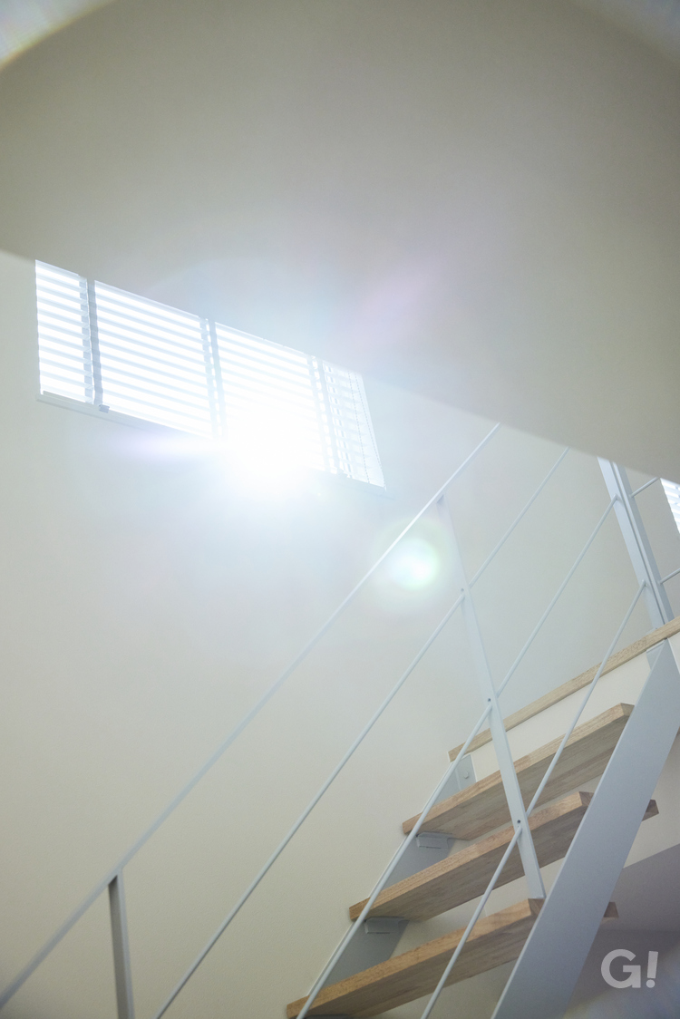キラキラ輝く陽の光にほっと安らぎを感じられるデザイナーズ住宅のストリップ階段