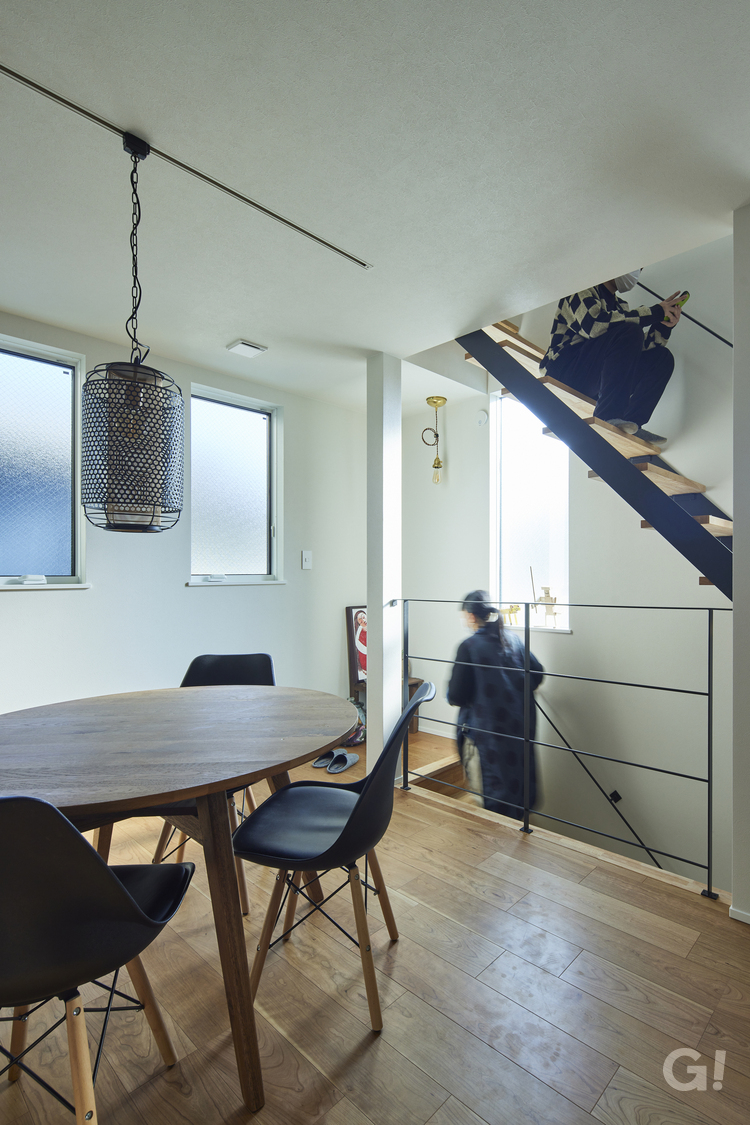 生活動線はもちろんプチ休憩するにも心地いいデザイナーズ住宅の階段スペース