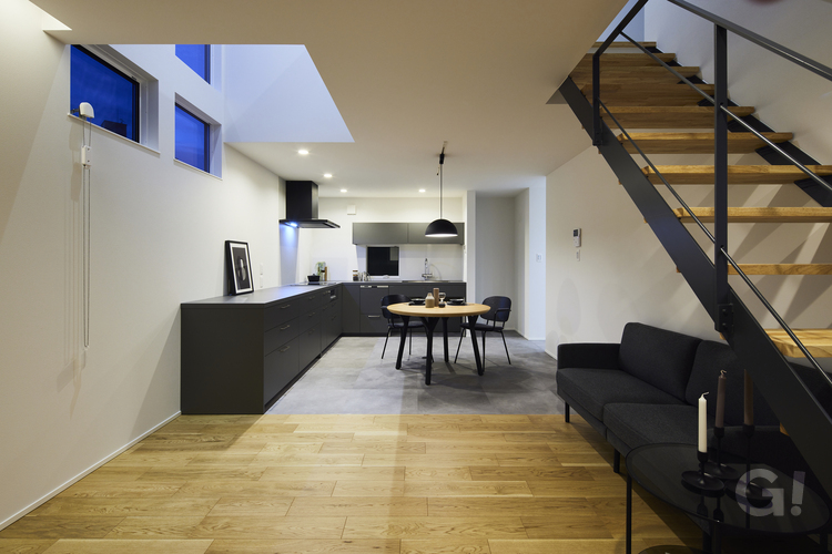 『気持ちまで軽くなる開放感がいいデザイナーズ住宅のLDK』の写真