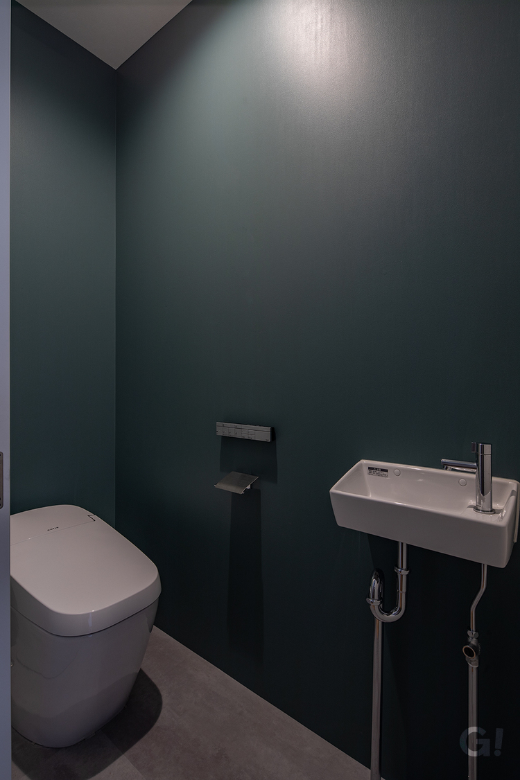 『深みのあるグリーンが癒し＆大人感を届けてくれるデザイナーズ住宅のトイレ』の写真