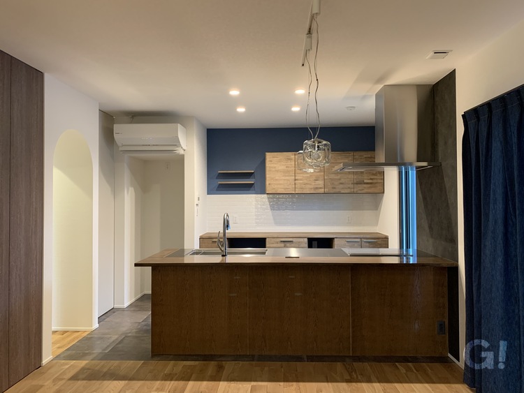 『お気に入りのカフェに居るような感覚に浸れるデザイナーズ住宅のキッチン』の写真