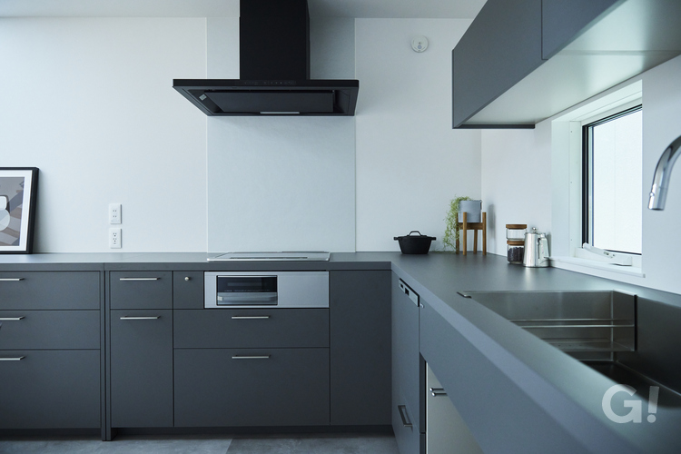 見惚れる美しさ！モノトーンで大人かっこ良さ漂うデザイナーズ住宅のL字型キッチン